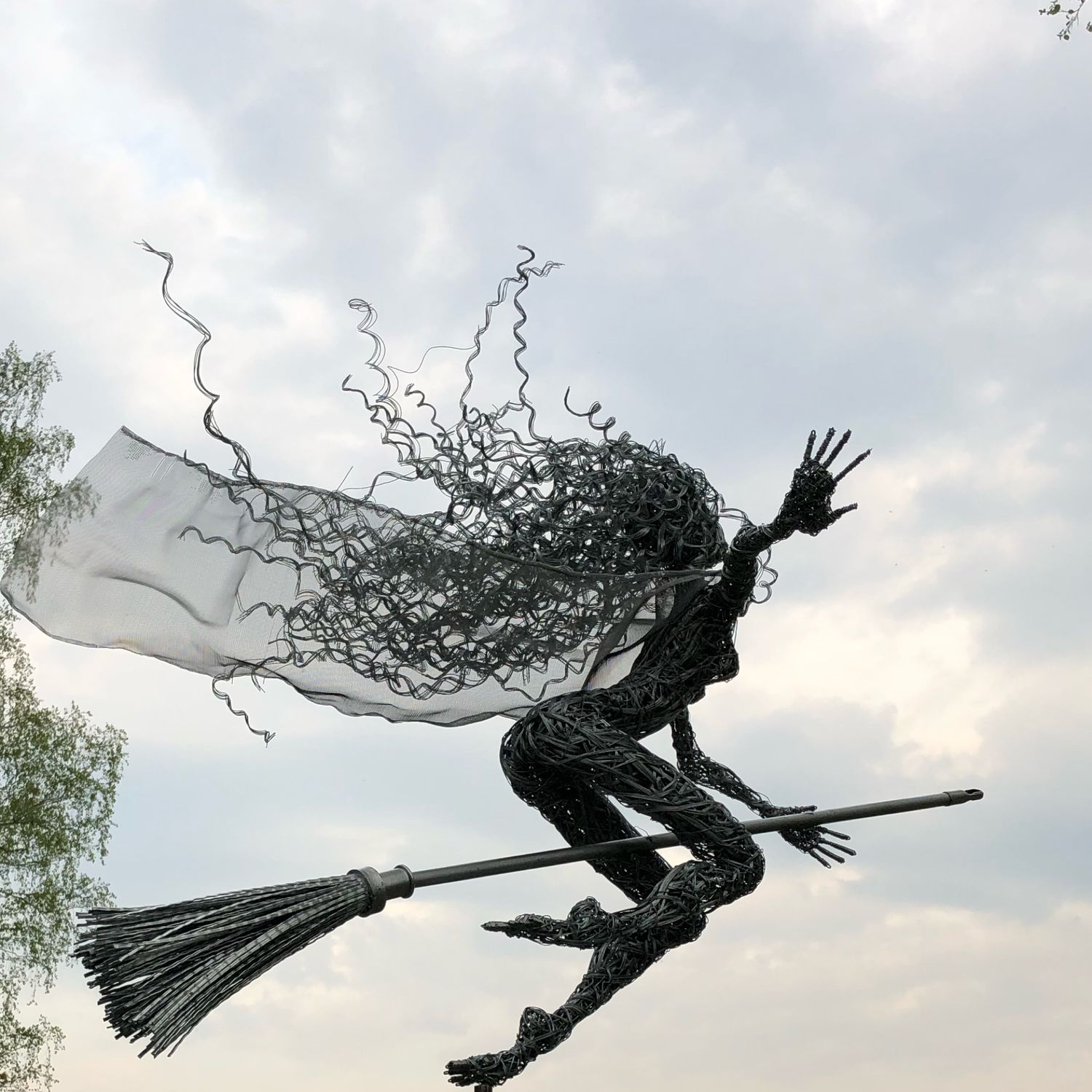 4c2d6a17e58997b9f9aa48ea19r4  dlya doma i interera sadovaya skulptura polet margarity