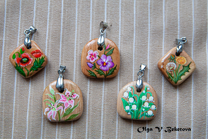 Кулоны из можжевельника с акриловой росписью