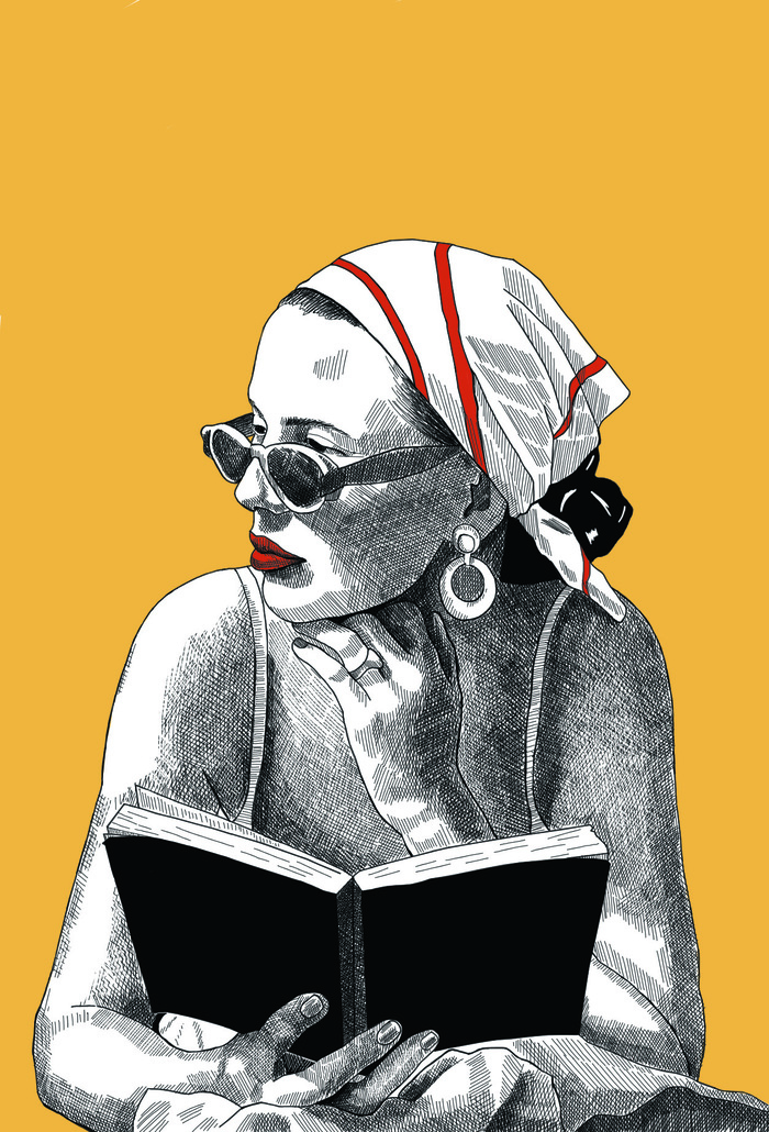 Девушка с книгой на пляже