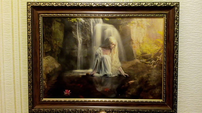 Девушка у горного ручья